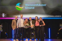 2. v links: Nicolai Hede Hansen, Mitte: Manuela Rimbach, 3. v links: Jan Körber Social Media Team vom Ferien- und Freizeitpark Weissenhäuser Strand gewinnt begehrten HSMA Award
