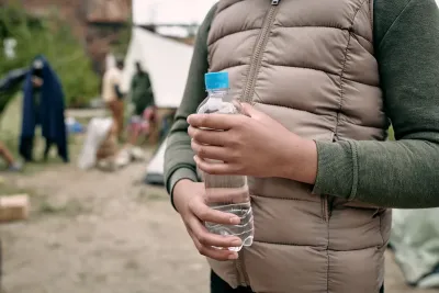 Abgefülltes Trinkwasser macht die Wasserversorgung in Krisengebieten möglich. Versorgung sichern