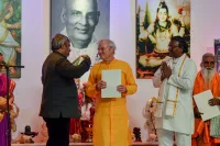 Abhishek Dubey (Stv. der Indischen Botschaft Berlin) überreicht Sukadev Bretz den Ehrenschal Sukadev Bretz (Yoga Vidya) im Vorstand des Hindu Forum Germany // Eröffnungsfeier des PoornaYoga-Programms in Deutschland