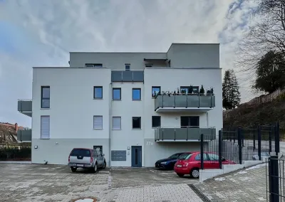 AIRFOX® S als individuell steuerbares Lüftungssystem in mehrgeschossigem Neubauprojekt. Lüftung ohne Löcher