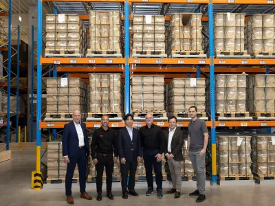 allcop und Fujifilm-Delegation vor dem Hochregallager mit Fujifilm-Fotopapieren Fujifilm-Delegation besucht allcop in Lindenberg