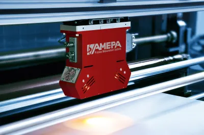 Amepa: Der Inline Sensor OFM 300 wird über die gesamte Breite des Bandes traversiert. Messgenauigkeit verdoppelt