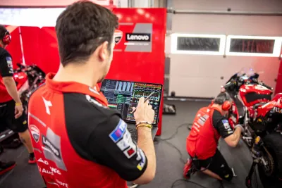 Analysen von Sensordaten helfen das Motorrad an die dynamischen Rennbedingungen anzupassen. Daten auf der Überholspur: die Rolle der IT in der MotoGP
