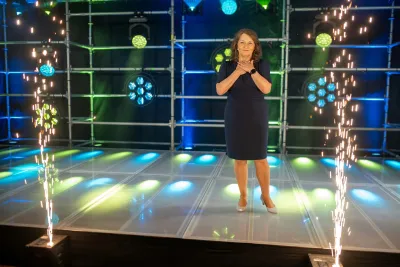 Andrea Metzeler überzeugt die Zuhörer beim 6. Internationalen Speaker Slam in Wiesbaden Andrea Metzeler: Von Zahlen, Daten, Fakten zur Bühne