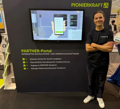 Andreas Eberhardt, Mitgründer und Geschäftsführer von PIONIERKRAFT, auf der Intersolar 2025. Einfach installiert, besser beraten: PIONIERKRAFT überzeugt mit neuem PARTNER-Portal auf der Intersolar 2025