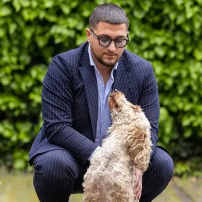 Antonio Vella, Gründer von Vetprotect24, mit Hund Milou Schluss mit Vorkasse beim Tierarzt: Deutschlands erste Tierkrankenversicherung mit echter Versichertenkarte ist da!