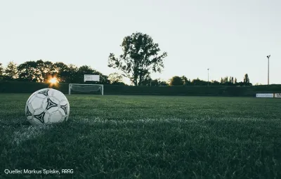 ARAG Experten mit Fakten zu Fußballverletzungen und Urteilen rund ums Grün Kicken mit Risiko