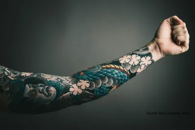 ARAG Experten mit Infos über Gemälde, die unter die Haut gehen Tattoos: Risiken und Nebenwirkungen