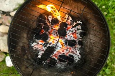 ARAG Experten über Sicherheit, Brandschutz und Rücksichtnahme Sicher grillen: Was Verbraucher beachten sollten
