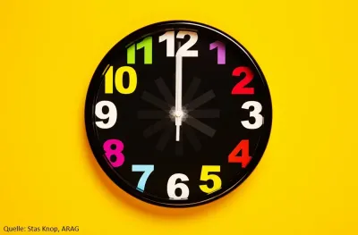 ARAG Experten über die Zeitumstellung und wie sie sich auf die Nachtschicht auswirkt Sommerzeit: Wer zahlt für die verlorene Stunde?