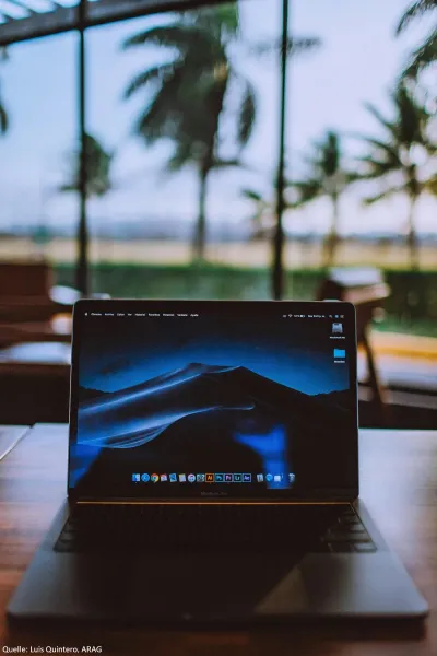ARAG IT-Experten informieren, wie Urlauber ihre Daten auf Reisen schützen WLAN im Hotel: So surfen Urlauber sicher
