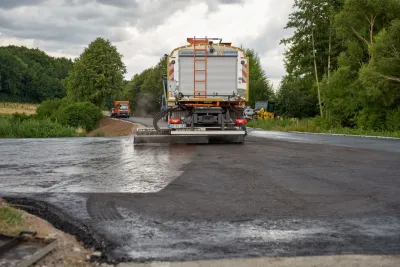 Arbeitseinsatz in Hagelstadt bei der Sanierung einer Gemeindestraße. Fahrner Bauunternehmung - Bitumenvorspritzmaschine die viel mehr kann