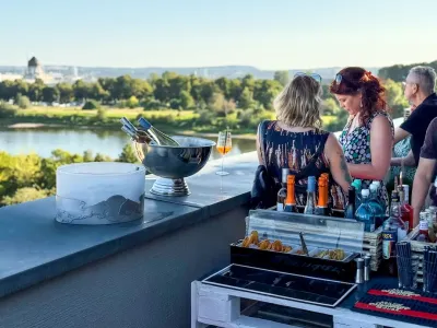 ARCOTEL Hafencity Dresden: Sundowner über der Elbe Sommer in der ElbUferei Restaurant & Bar: Genussvolles Urlaubsfeeling direkt an der Elbe