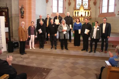 Die ausgezeichneten Chöre des Candoro-Festivals 2024 mit Jury und Präsidiumsmitgliedern des CV RLP. Ausgezeichnete Chöre in Rheinland-Pfalz