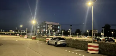 Autark, flexibel, sicher: Geo-Technik beleuchtet neuen Besucherparkplatz am Flughafen München mit moderner Solarlichttechnik