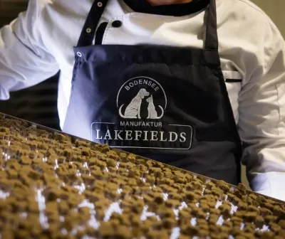 Aus der Backstube in den Hundenapf: luftig-krosse Kroketten für große und für kleine Hunde Ofenfrische Produktneuheit: Lakefields gibt Markteinführung von Premium SUPERFOOD für Hunde bekannt