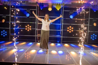 Ganzheitliche Gesundheit im Fokus: Qi-Expertin Beate Wolf gewinnt Excellence Award beim International Speaker Slam