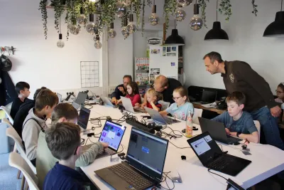 Beim „Coding Tuesday“ lernen Kinder spielerisch das Programmieren. Spielend Programmieren lernen in der KreativWerkstatt Ried