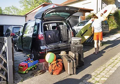 Wer beim Beladen seines Autos nachdenkt, kann sich eine Menge Ärger ersparen. Auto richtig packen und relaxed in den Urlaub starten