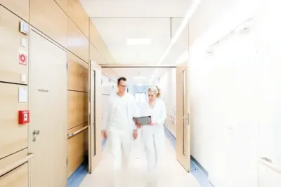 Fachartikel GEZE: Sicherheit, Funktionalität und Design: Modulare Tür- und Fensterlösungen schaffen moderne Krankenhäuser zum Wohlfühlen