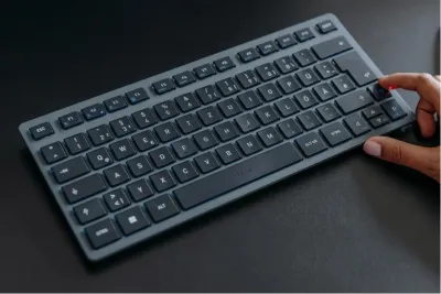 CHERRY KW 7100 MINI BT: Minimalistische Multi-Device-Tastatur mit Fokus auf Flexibilität für mobiles Arbeiten