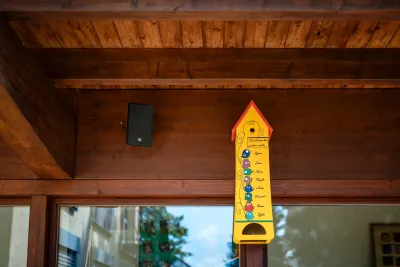 Optimal Audio im Piratenkindergarten: Cuboid 5 und Zone 8P sorgen IP54-konform für besten Sound
