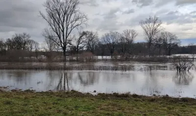 Hochwasser - Bange Blicke auf überschwemmte Felder