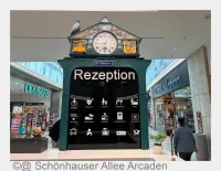 Ein Blick auf die Uhr &ndash; und auf Berlin: Berliner Street Artists verwandeln die Kundeninformation der Schönhauser Allee Arcaden