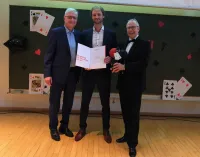 BU v.l.n.r.: Dipl.-Ing. Peter Stöberl (IfKom), B. Eng. Max Hentschel, Dekan Prof. Dr. Pöhlau Foto: TH Nürnberg E. Fabi, efi B. Eng. Max Hentschel erhielt an der TH Nürnberg den IfKom-Preis 2025