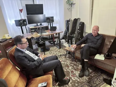 Cem Özdemir (links) im Gespräch mit Dr. Axel Enninger für den consilium-Podcast von InfectoPharm Es geht um Lebenschancen