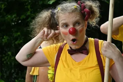 Die Clown Handwerkerin Straßentheater Premiere 11.7. im Hotel St. Elisabeth Allensbach