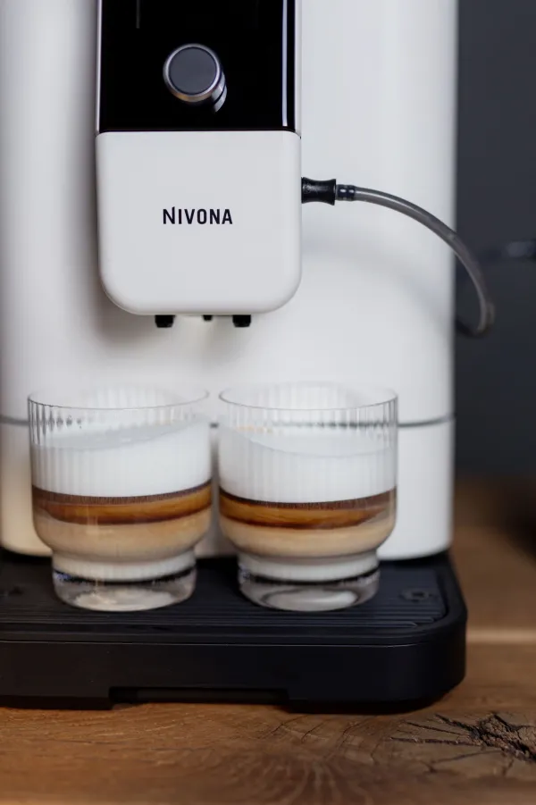Cremeweiß mit Chilled-Brew-Funktion: Neuer Kaffeevollautomat von Nivona