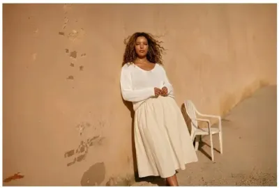 Curvy Model in luftigem Style von Jane Lushka Der Trend für heiße Tage: Styles aus Leinen, Baumwolle & Co