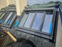 Dachschiebefenster statt Gaube:  Maßgeschneiderte Lösung für den Dachspitz-Ausbau im Sinne des Denkmalschutzes