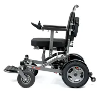 Der DE09 von FreedomChair ist der einzige falt- und teilbare XXL-Elektrorollstuhl. Er eignet sich ideal fürs Reisen. Weltneuheit: Erster falt- und teilbarer XXL-Elektrorollstuhl