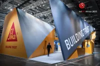 deka messebau gewinnt Red Dot Design Award 2025 für Standkonzept von Sika auf der BAU