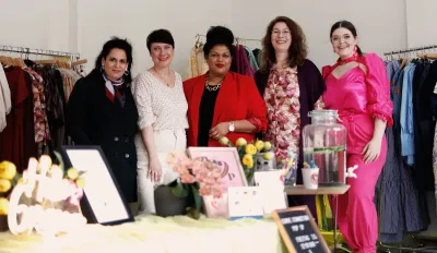 Die Designerinnen der Curve Connection zusammen in einem Geschäft. Plus-Size Pop-Up-Event in München 12.-14.7.
