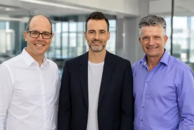 D.Hartmann (m) (CEO Softengine), A.Fresi& E.Ziesche (Leiter BU Steps Sol.) Softengine und Step Ahead formieren sich zum vertikalen ERP-Powerhouse für den Mittelstand