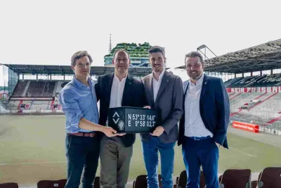 Dirk und Lars Viebrock (v.r.) überreichen Vereinspräsident Oke Göttlich den Viebrockhaus-Eckstein Anpfiff für eine erstklassige Partnerschaft