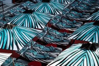 Druckdesign „Ray of Sea“ von Roberto Cavalli in The Oyster & Caviar Bar des Hotels Roberto Cavalli Seaside: Neu im The Unexpected Ibiza Hotel