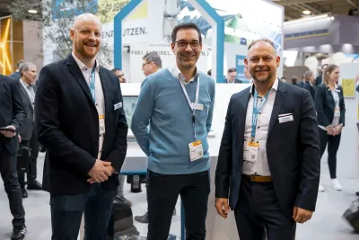 Bei der E-world 2025 wurde die strategische Partnerschaft von Adesso und Zenner bekannt gegeben. ZENNER, ZENNER IoT Solutions und adesso gehen strategische Partnerschaft ein