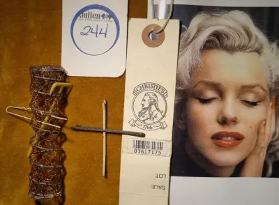 Die echten Lockenwickler der amerik. Filmikone Marilyn Monroe die zum Beweismittel Nummer 1 wurden und einen 100 Millionen Dollar Betrug stoppten. Aus Marilyn Monroe wäre heute 100 Jahre alt geworden und die Kunst machte sie unsterblich