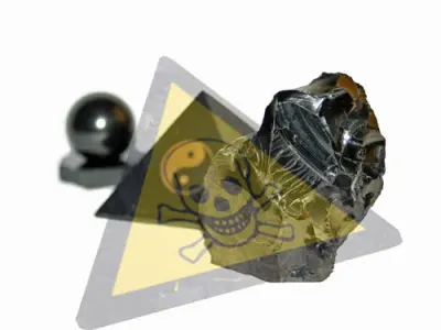 Edel-Schungit, Schungit, Pyramide und Kugel – mit Warnsymbol darüber. Wenn Schungit zur Gefahr wird