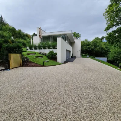Einfahrt mit bema PU-Asphalt® bema PU-Asphalt®: Die fugenlose Alternative für Zufahrten