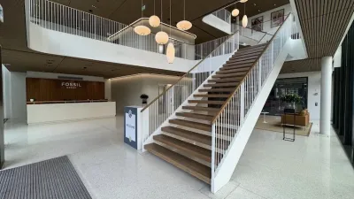 Eingangsbereich des Riehenring 182 mit Empfangstresen, Treppe und Lift Freie Gewerbefläche an bester Lage in Basel-Stadt