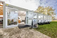 Elf ELA Container ersetzen nach einem Brand für rund eineinhalb Jahre den Fahrradverleih des Urlaubsparks. ELA Container bietet schnelle Lösung nach Brand in einem Urlaubspark