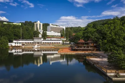 Die Ensana Hotels in dem Kurort Sovata / Rumänien liegen idyllisch direkt am Bärensee. Die eigene Balance wiederfinden: Frauengesundheit in den Ensana Hotels in Sovata, Rumänien