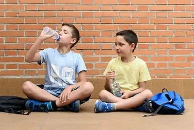 Für ein entsprechendes Trinkverhalten an Schulen: Wasser aus Plastikflaschen Getränke und Lernen