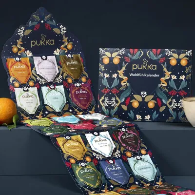 Erlebe eine magische Reise mit den 24 verschiedenen Teevariationen ausgewählter Pukka Bio-Kräuter. Nachhaltige Tee-Geschenke zur Advents- und Weihnachtszeit
