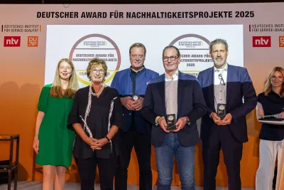 Ernestos Varvaroussis, Geschäftsführer von GEVAS software (2. von rechts) bei der Übergabe des Award Grüne Welle Assistent trafficpilot erhält Deutschen Award für Nachhaltigkeit 2025 in der Kategorie Mobility